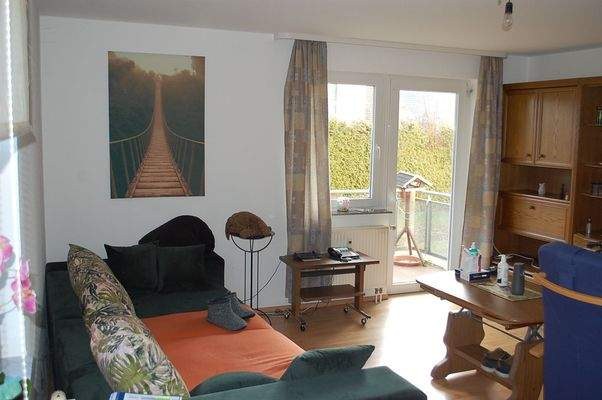 Wohnzimmer mit Zugang zum Balkon