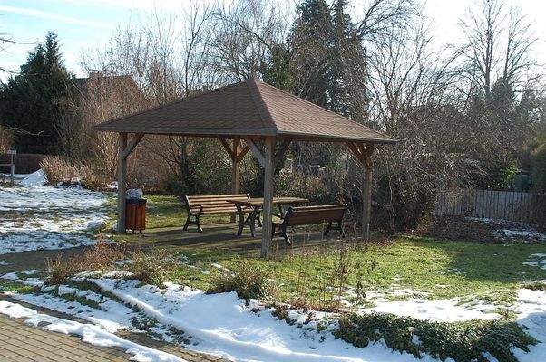 Pavillon mit Sitzgelegenheiten auf dem Gelände
