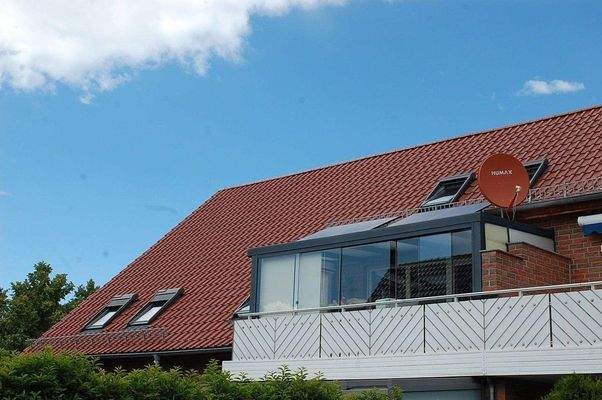 Außenansicht des Wohnhauses mit Balkon