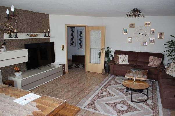 Wohnzimmer mit Blick Richtung Flur
