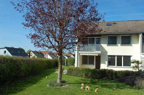 Blick über den professionell gestalteten Garten zum Haus
