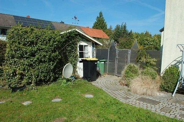 Gartenhäuschen mit gestaltetem Weg
